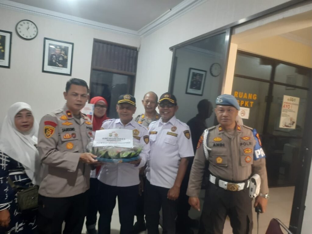 Pokdarkamtibmas Bhayangkara Sektor Jatinegara Berikan Kejutan Spesial di HUT ke 79 Tahun Bhayangkara